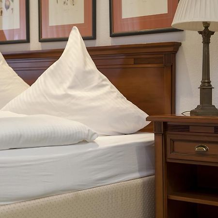 ריין Hotel Zum Alten Brunnen מראה חיצוני תמונה