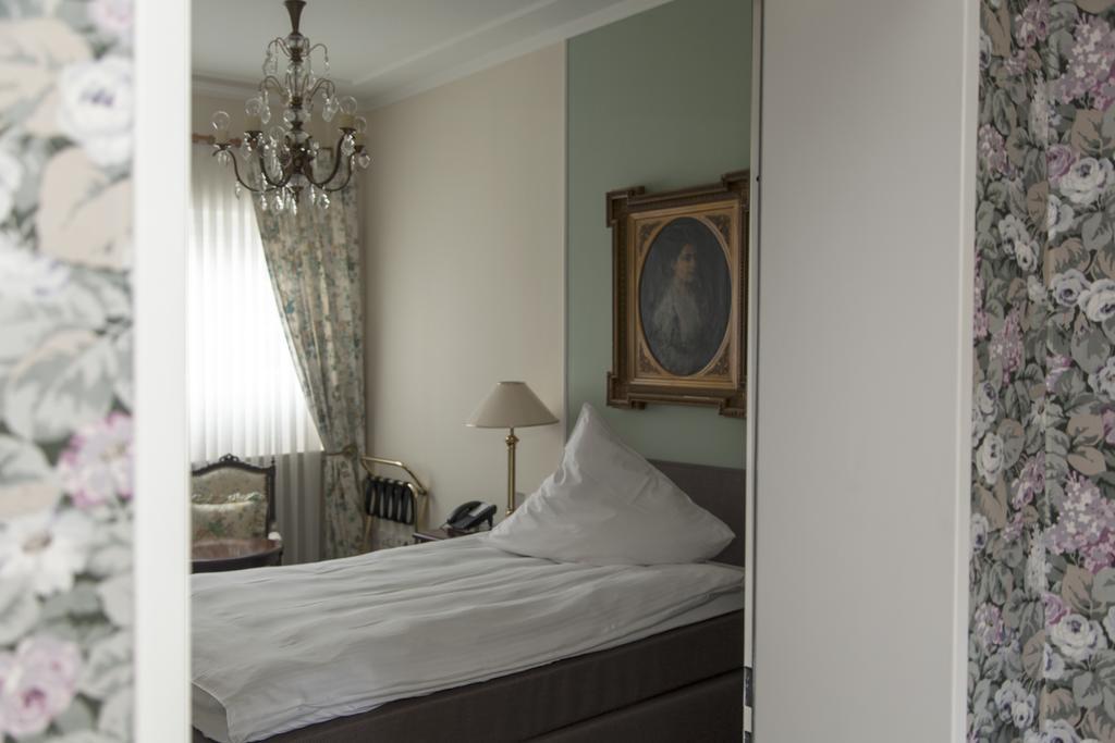 ריין Hotel Zum Alten Brunnen מראה חיצוני תמונה