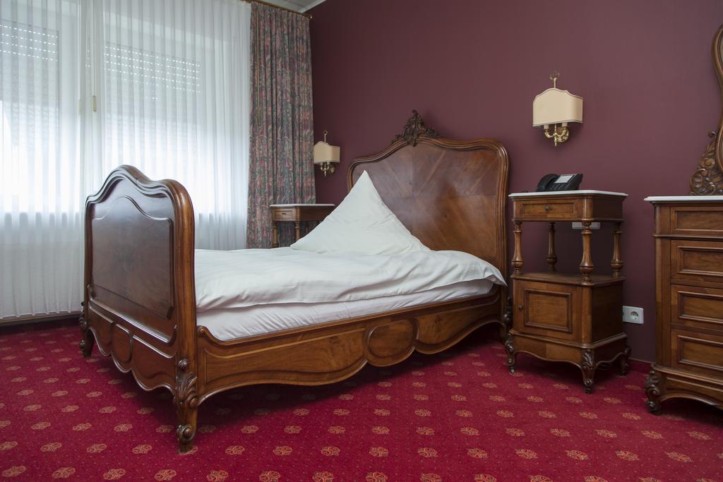 ריין Hotel Zum Alten Brunnen מראה חיצוני תמונה