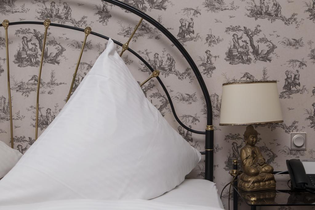 ריין Hotel Zum Alten Brunnen מראה חיצוני תמונה