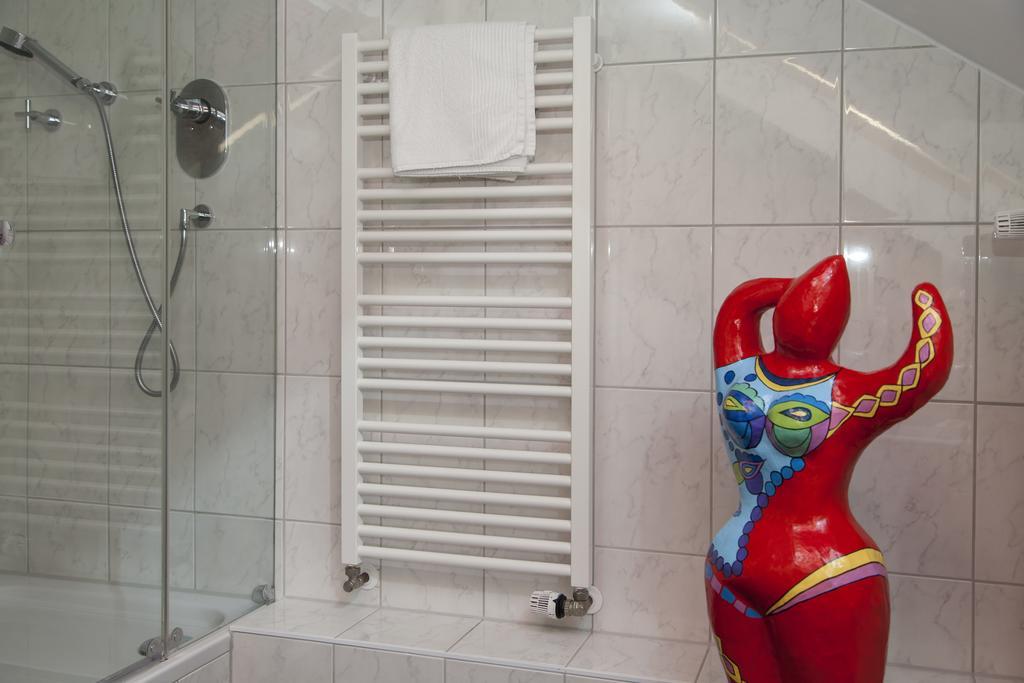 ריין Hotel Zum Alten Brunnen מראה חיצוני תמונה